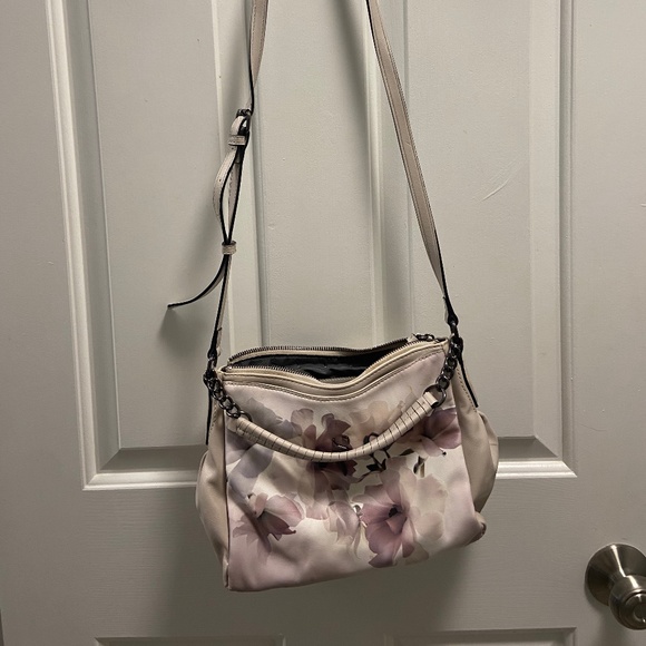 Vera Wang Handbags - Simply Vera purse
